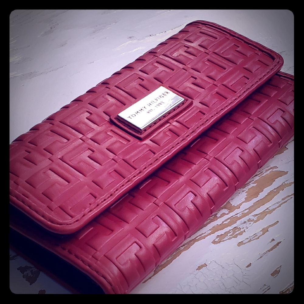 Red wallet in perfect condition 👌 Tommy Hilfiger